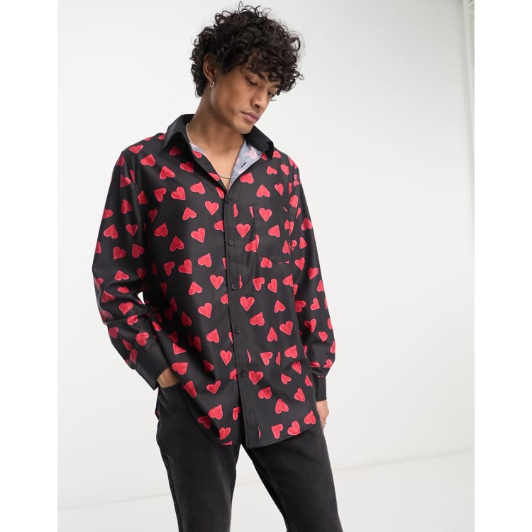 Camisa negra best sale con corazones rojos