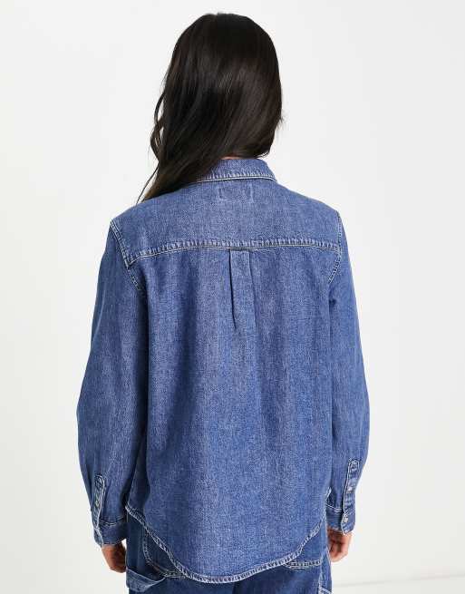 Camisa vaquera azul con bordado floral de Other Stories (parte un |