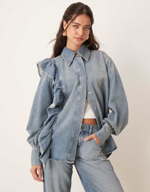 Camisa vaquera azul medio con volante de ASOS DESIGN