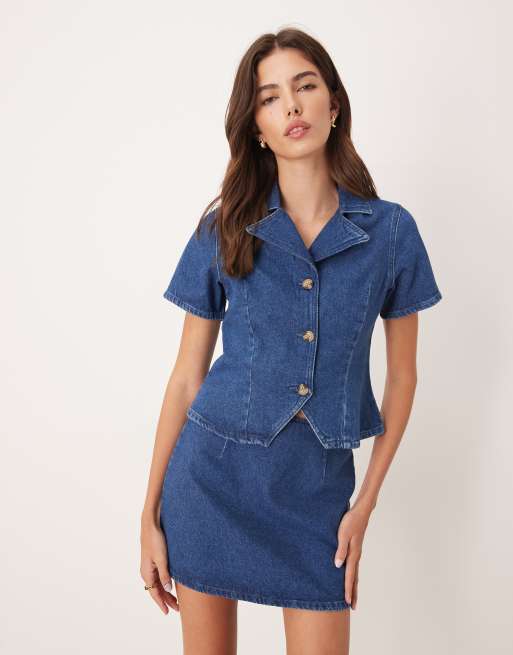 Camisa vaquera azul medio de manga corta con cuello de pico de ASOS DESIGN (parte de un conjunto), 3 de 4