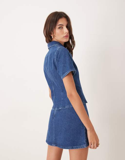 Camisa vaquera azul medio de manga corta con cuello de pico de ASOS DESIGN (parte de un conjunto), 4 de 4