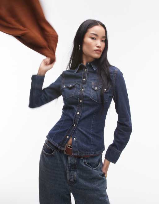 Camisa vaquera azul oscuro de estilo wéstern con bolsillo con botones de Mango