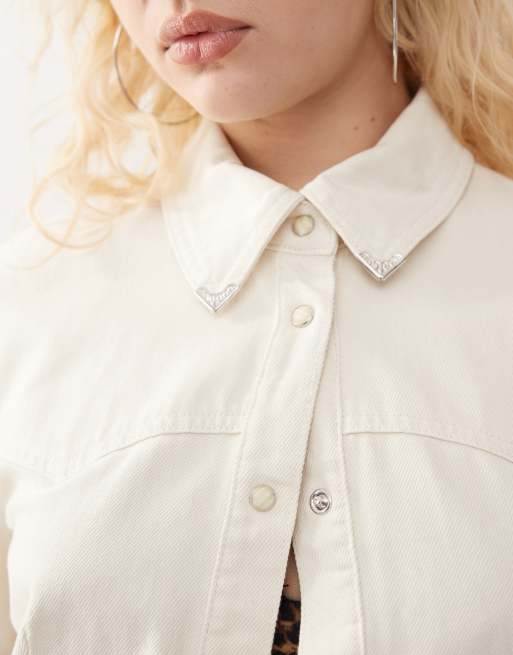 Camisa vaquera blanca abotonada de estilo wéstern con puntas