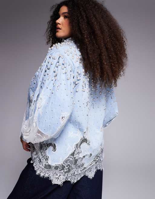 Camisa vaquera con lavado azul medio, diseño adornado con perlas e