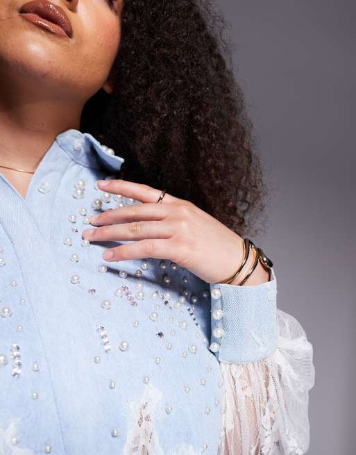 Camisa vaquera con lavado azul medio, diseño adornado con perlas e