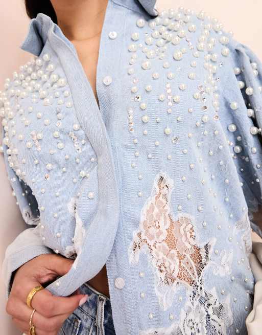 Camisa vaquera con lavado azul medio, diseño adornado con perlas e insertos de encaje de ASOS LUXE, 4 de 4