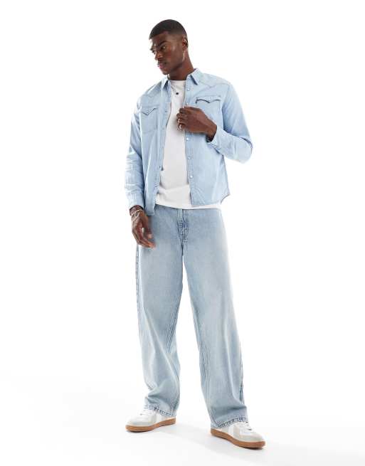 Camisa vaquera de corte estándar y estilo wéstern con lavado claro de cambray Barstow de Levi's, 2 de 4