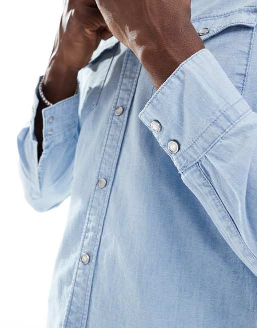 Camisa vaquera de corte estándar y estilo wéstern con lavado claro de cambray Barstow de Levi's, 4 de 4