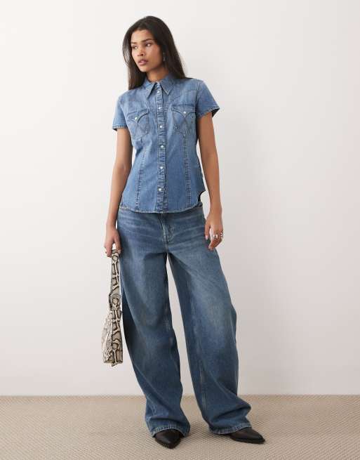 Camisa vaquera de estilo wéstern con lavado azul medio y botones de Wrangler, 2 de 4