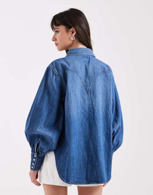Camisa vaquera de estilo wéstern con lavado azul medio y botones de Wrangler, 2 de 4