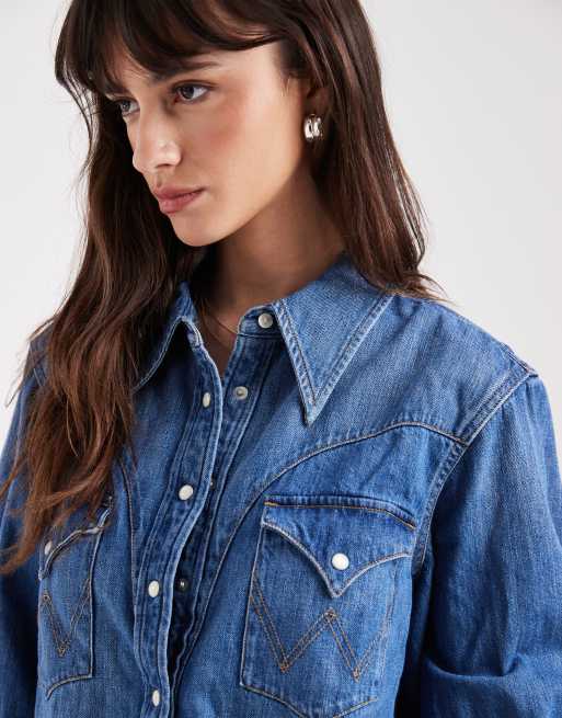 Camisa vaquera de estilo wéstern con lavado azul medio y botones de Wrangler, 3 de 4