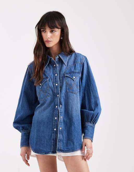 Camisa vaquera de estilo wéstern con lavado azul medio y botones de Wrangler, 4 de 4