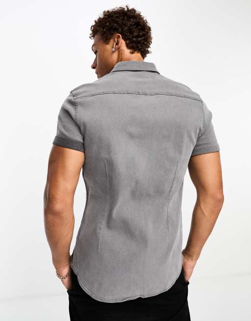 Camisa vaquera elástica de corte slim y manga corta con lavado negro de ASOS DESIGN, 2 de 4