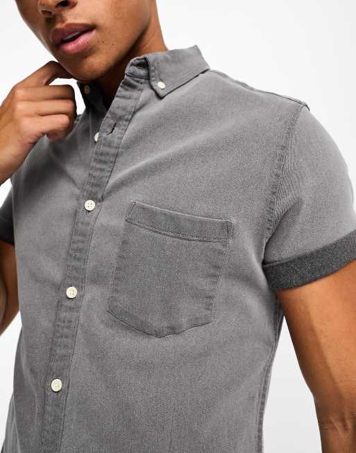 Camisa vaquera elástica de corte slim y manga corta con lavado negro de ASOS DESIGN, 4 de 4