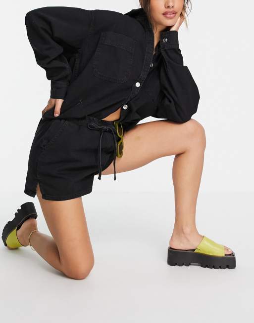 Conjunto vaquero de camisa y shorts con lavado negro de ASOS DESIGN, 2 de 2