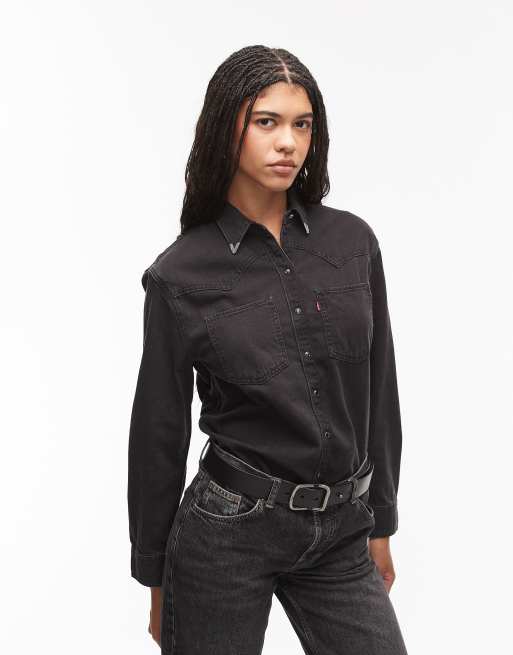 Camisa vaquera negra de estilo wéstern con puntas de metal en las