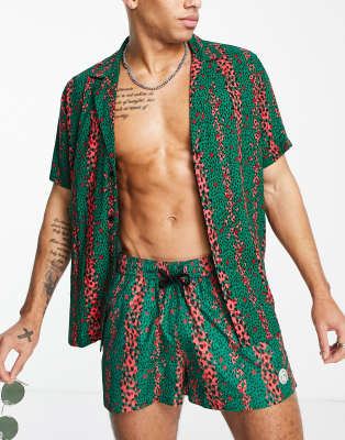 Camisa verde con escote pronunciado, solapas y estampado animal a rayas de Topman
