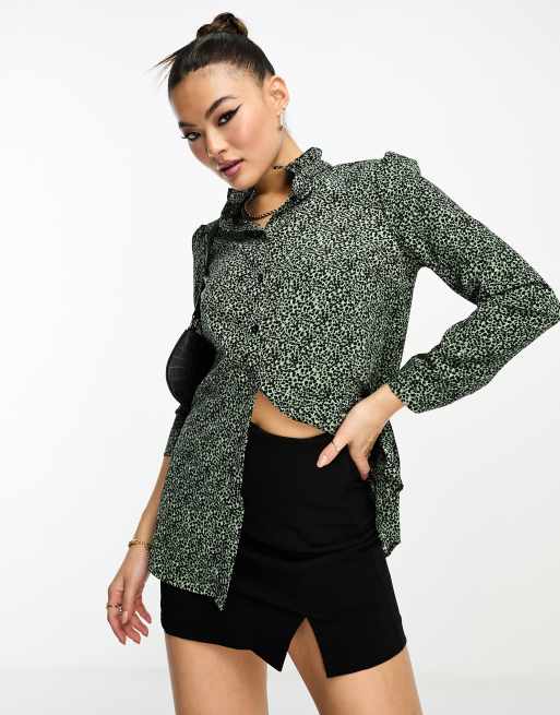 Camisa verde con estampado floral y cuello alto de AX Paris