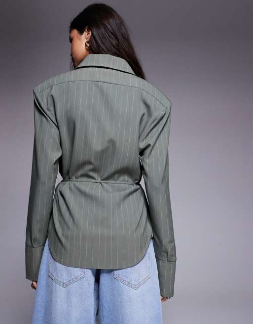 Camisa verde con raya diplomática, hombreras y lazada en la espalda de ASOS DESIGN, 2 de 4
