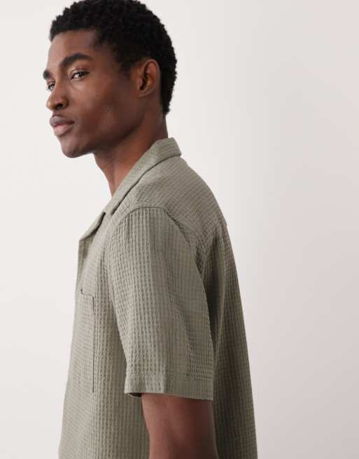 Camisa verde de corte estándar con cuello de solapas de tejido gofrado de ASOS DESIGN, 4 de 5