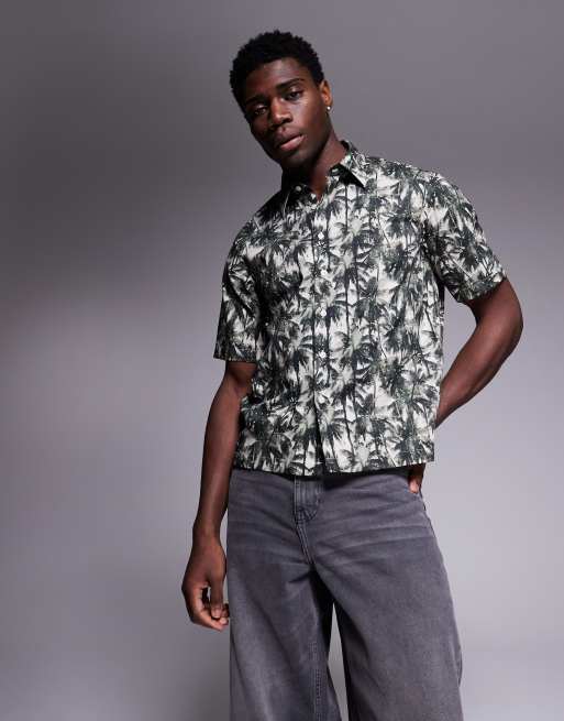 Camisa verde de manga corta con estampado de palmeras de Armani Exchange