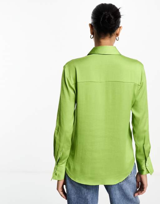 Camisa verde luminoso con solapas de corte cl sico de sat n de