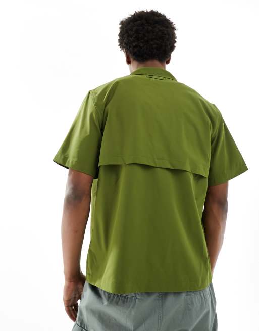 Camisa verde oliva de manga corta con bolsillo de malla First de The North Face, 2 de 4
