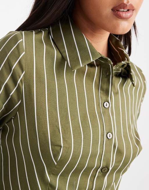 Camisa verde oliva entallada con corbata de popelina de Miss Selfridge, 2 de 4