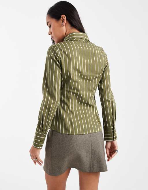 Camisa verde oliva entallada con corbata de popelina de Miss Selfridge, 4 de 4