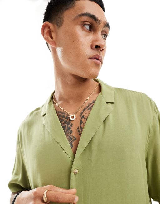 Camisa verde oliva holgada de viscosa con cuello de solapas pronunciado de FhyzicsShops DESIGN