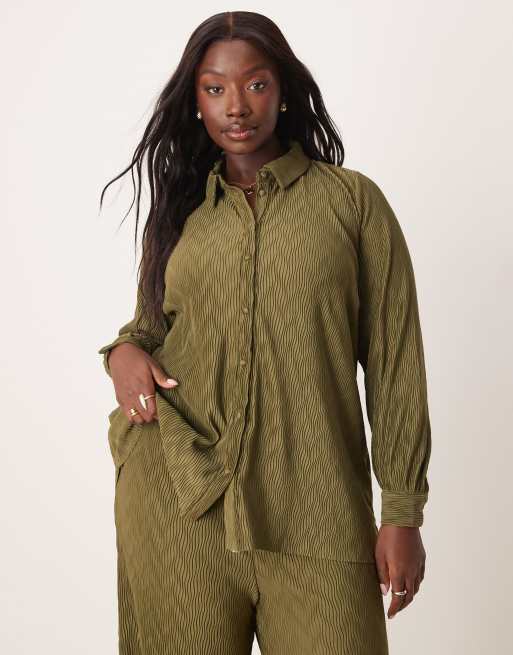 Camisa verde oliva oscuro plisada de VILA Curve (parte de un conjunto)