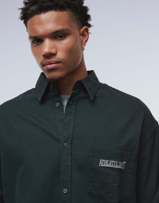 Camisa verde oscuro extragrande de manga larga con texto bordado de Weekday, 5 de 5