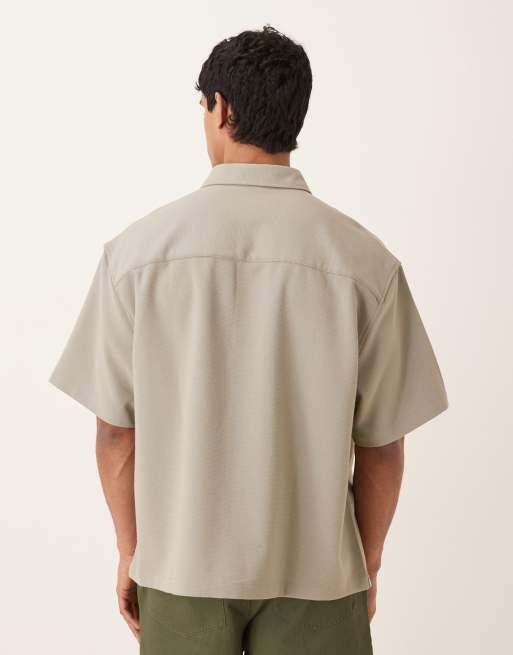Camisa verde salvia extragrande con bordado en el pecho de tejido texturizado de ASOS DESIGN, 3 de 5