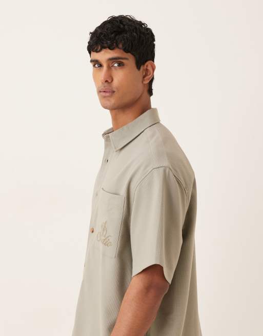 Camisa verde salvia extragrande con bordado en el pecho de tejido texturizado de ASOS DESIGN, 4 de 5