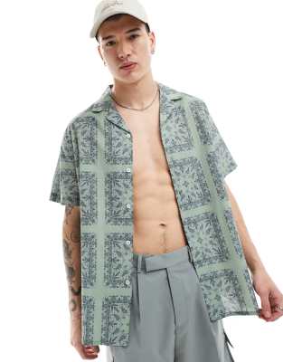 Camisa verde salvia holgada con estampado de mosaico de cachemir y cuello de solapas de ASOS DESIGN - view 1