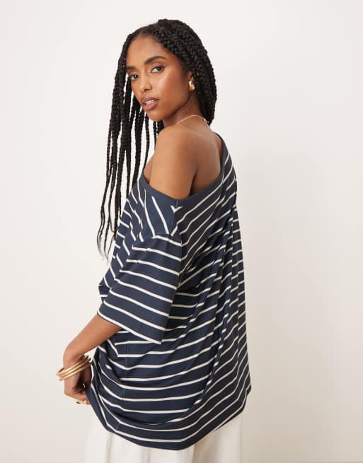 Camiseta a rayas azul marino suelta con escote Bardot de ASOS DESIGN, 4 de 4