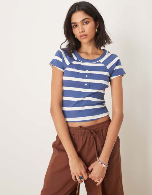 Camiseta a rayas azules con cuello ancho y botones en la parte delantera de ASOS DESIGN, 3 de 4
