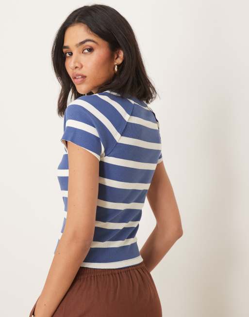 Camiseta a rayas azules con cuello ancho y botones en la parte delantera de ASOS DESIGN, 4 de 4