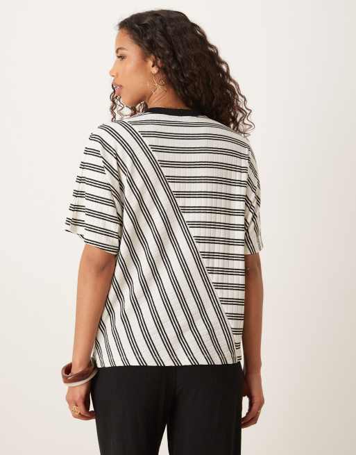 Camiseta a rayas variadas monocromáticas extragrande de ASOS DESIGN, 2 de 4