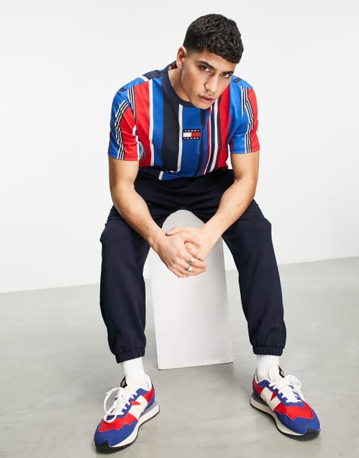 Camiseta a rayas verticales rojas de corte clásico con parche del logo en el centro de Tommy Jeans, 3 de 4