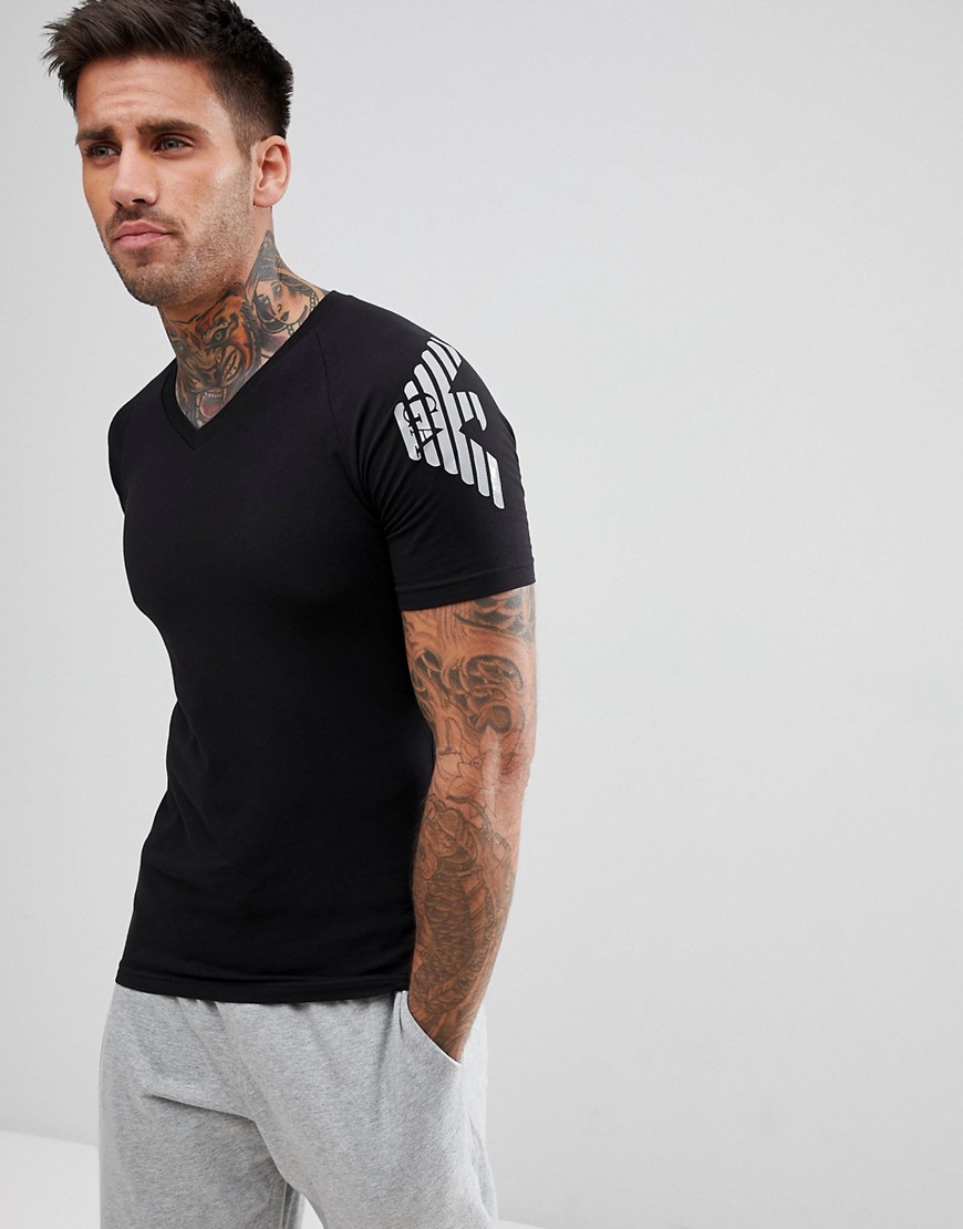 camiseta ajustada con cuello en v y logo en el hombro en negro de emporio armani