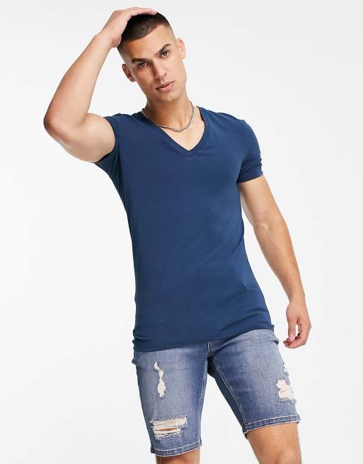 Camiseta ajustada con lavado azul marino y cuello de pico de mezcla de algodón de ASOS DESIGN - MBLUE