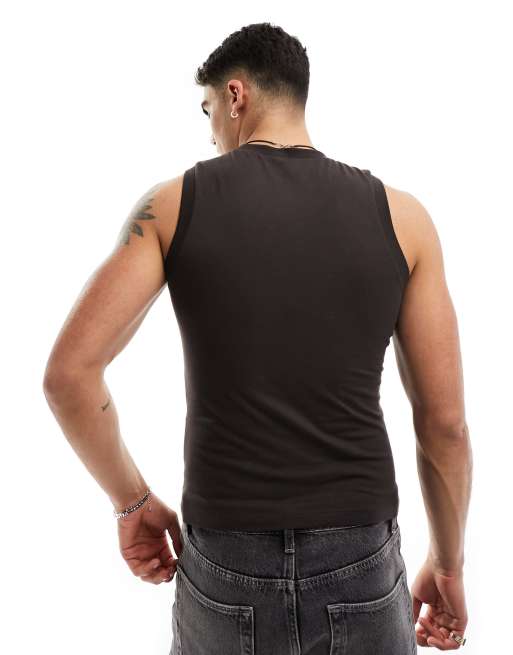 Camiseta ajustada sin mangas con estampado de estilo sukajan a tono en el pecho de ASOS DESIGN, 4 de 4