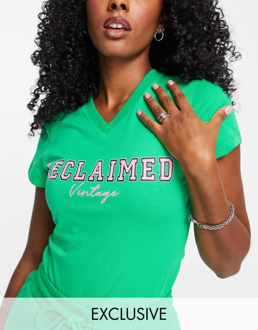 Camiseta ajustada verde con cuello de pico y estilo universitario de Reclaimed Vintage Inspired (parte de un conjunto)