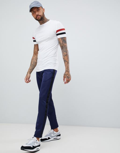 Camiseta ajustada y elástica blanca con rayas en la manga de ASOS DESIGN, 4 de 4