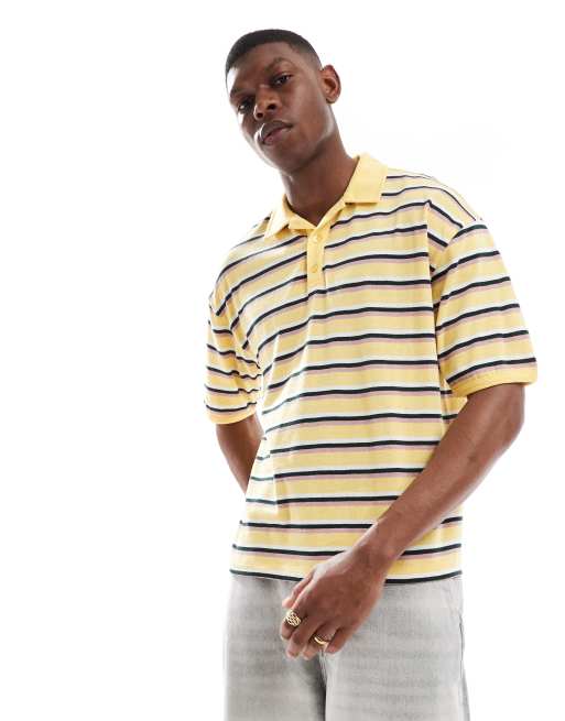 Camiseta amarilla a rayas de corte cuadrado con cuello tipo polo de COLLUSION