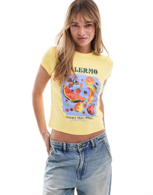 Camiseta amarilla con diseño encogido y estampado de frutas y texto 