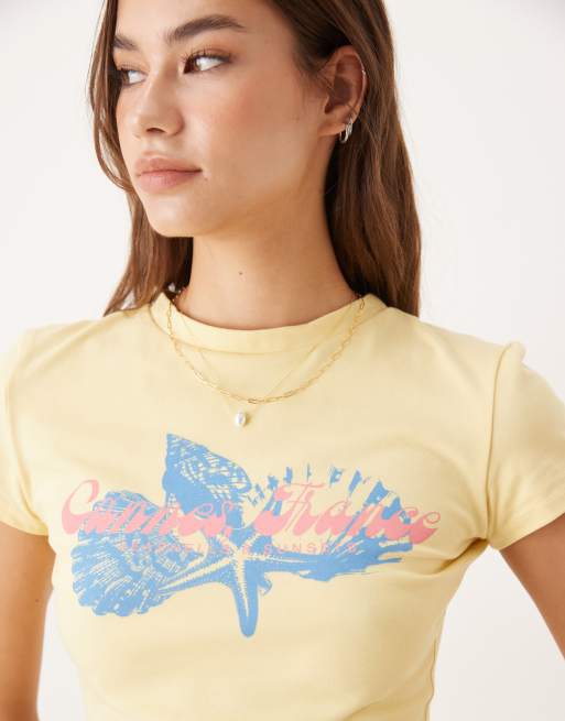 Camiseta amarilla con diseño encogido y estampado gráfico de concha de ASOS DESIGN, 4 de 4