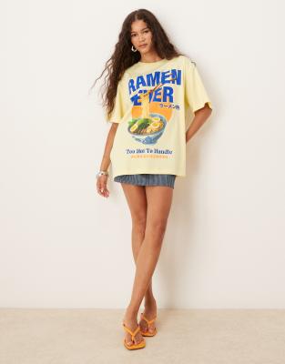 Camiseta amarilla extragrande con estampado gráfico "Ramen Fever" de ASOS DESIGN - view 1