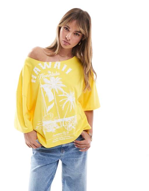 Camiseta amarilla holgada con hombro caído y estampado gráfico 
